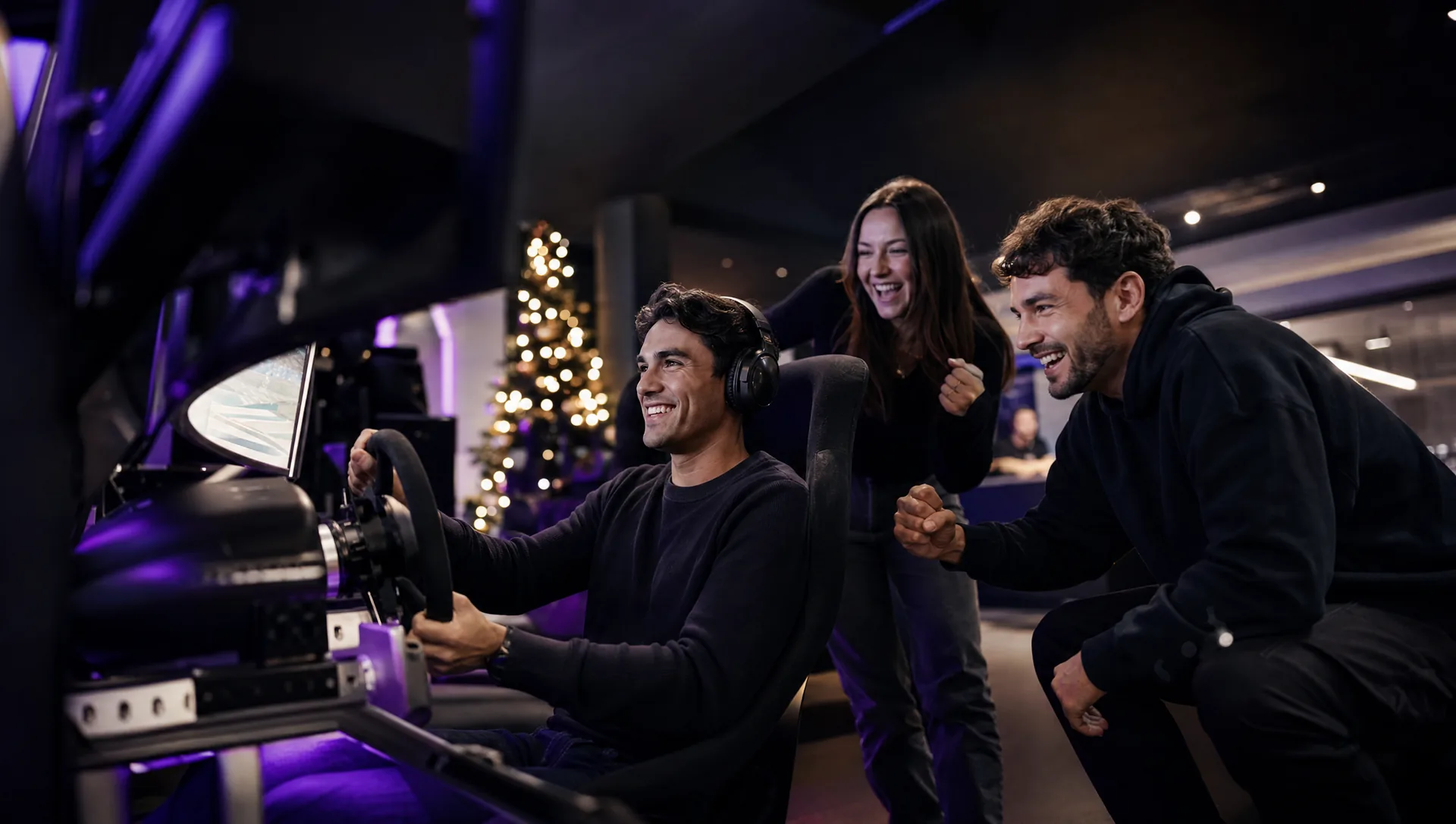 Grupo de amigos compitiendo en simuladores de carreras profesionales con asientos de movimiento en el Sim.Racing Center Mallorca